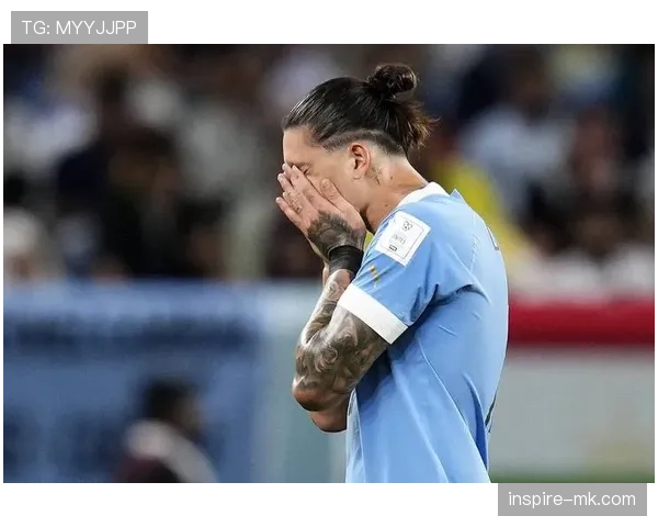 苏亚雷斯训练完顺手给家里泳池换水，这日子过得跟度假村似的